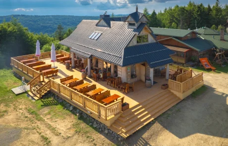 Restauracje_PKL_Krynica_Zdroj_Karczma_Harnas_1290_Jaworzyna_Krynicka_ogólne_z_drona